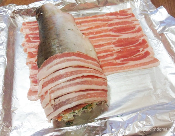«Запеленать» горбушу в бекон.