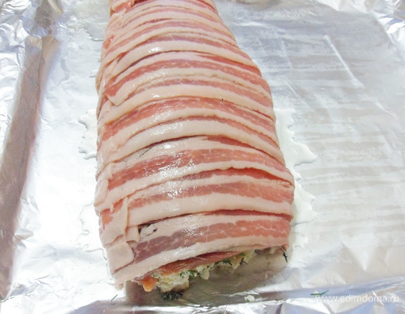 Тушка горбуши в беконе.