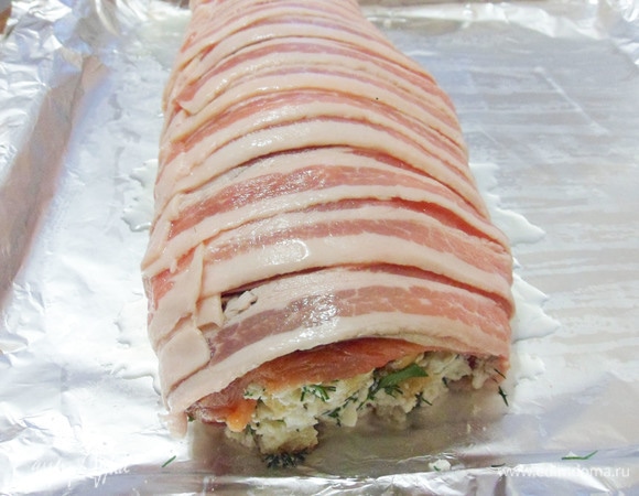 Полить рыбу небольшим количеством вина (около 50 мл). Запекать в предварительно разогретой до 180°C духовке в течение часа. Во время запекания несколько раз полить оставшимся вином.