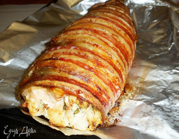 Фаршированная горбуша в корочке из бекона готова.