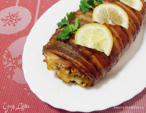 Подавать с зеленью и ломтиками лимона.