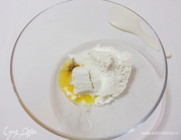 Соединить в миске 200 г творога, 1 желток, муку, щепотку тмина, по щепотке соли и сахарного песка, замесить тесто. Творог для сырников лучше взять плотный и суховатый. Если вдруг окажется, что творог жидковат, не жалейте времени и откиньте творог на сито, чтобы лишняя жидкость стекла.