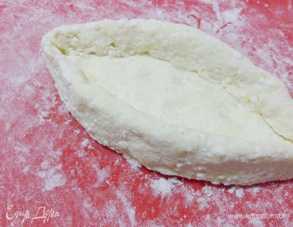 Завернуть бортики с двух сторон так, чтобы получилась «лодочка», похожая на аджарский хачапури.