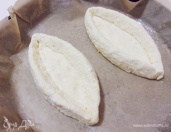 Застелить противень бумагой для выпечки, смазать небольшим количеством растительного масла и выложить сырники.