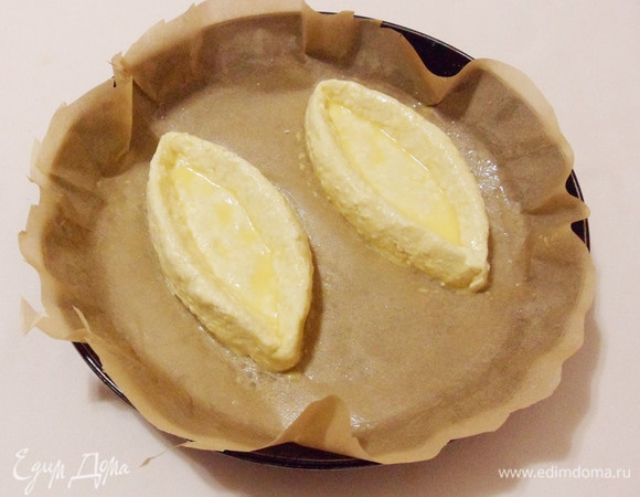 Смазать сырники льезоном. Выпекать в разогретой до 180°C духовке в течение 15 минут.