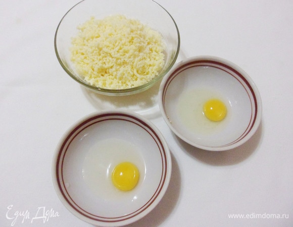 За это время натереть сыр на мелкой терке и подготовить перепелиные яйца.
