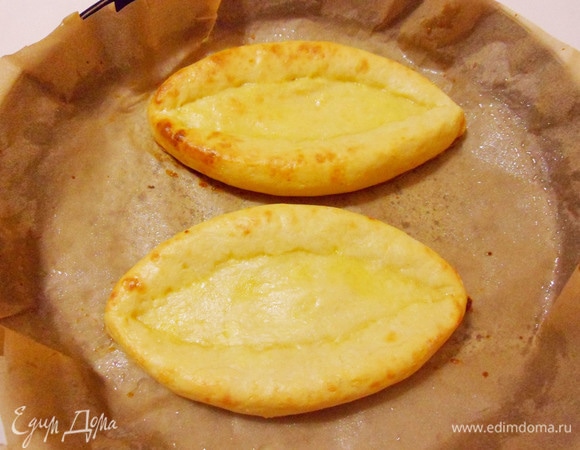 Достать сырники из духовки.