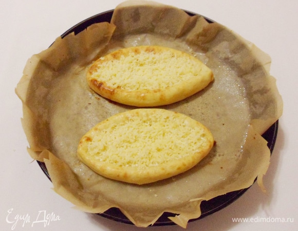 Выложить в «лодочки» сыр.