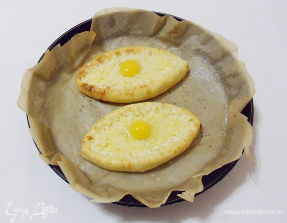 Влить по одному перепелиному яйцу и вернуть в духовку еще на 3 минуты.