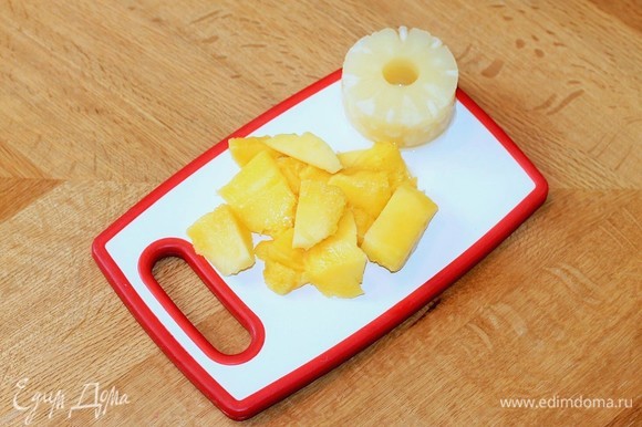 Мякоть ананаса и манго нарезать дольками. Вес мякоти очищенного от шкурки и косточки манго — 180 г.