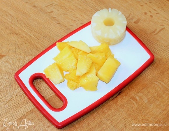 Мякоть ананаса и манго нарезать дольками. Вес мякоти очищенного от шкурки и косточки манго — 180 г.