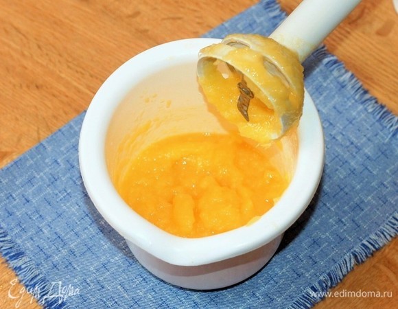 Выложить фрукты в чашу блендера и измельчить.