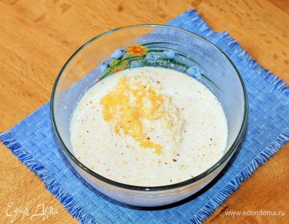 Добавляем к набухшим хлопьям фрукты, мед (1–2 ст. л.) и 1/2 часть орехов, взбиваем блендером. Можно добавить маленькую щепотку соли по желанию.