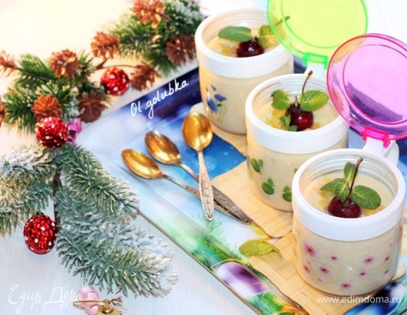 Разливаем смузи в стаканы или баночки, посыпаем оставшимися орешками, украшаем листиками свежей мяты, ягодами и подаем. Смузи очень вкусен и в теплом, и в холодном виде.