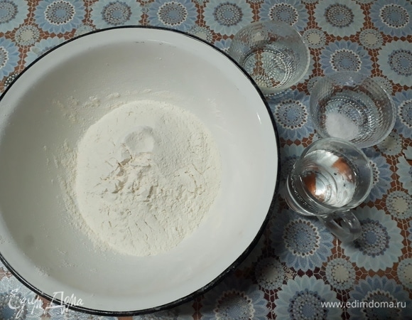 Замесите тесто. Соедините воду, соль и растительное масло.