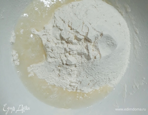 Всыпайте муку в емкость. Добавить яйцо и воду (воды может понадобиться чуть меньше либо чуть больше — все зависит от муки. Воду желательно добавлять по частям).
