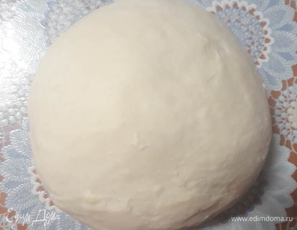 Замесите не тугое, средне-мягкое тесто. Уберите в сторону под пищевую пленку (через 15 минут еще раз размять).