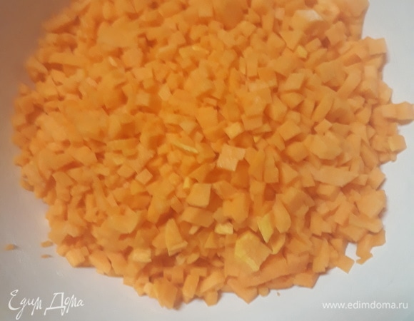 Тыкву нарезать мелкими кубиками.