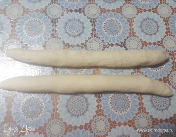 Раскатайте в колбаски.