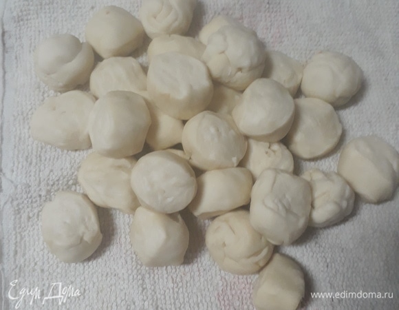 Разделите колбаски и сформируйте небольшие шарики (примерный вес одного шарика — 25 г).