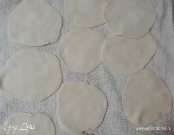 Раскатайте круглый пласт размером 1,5 мм. Важно, чтобы тесто не было тонким, так как при формировании мантов начинка может продырявить тесто, а при жарке нам этого не надо. Накрыть тесто полотенцем.