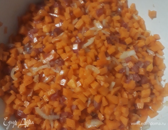 Как тесто готово, можно перемешивать начинку.