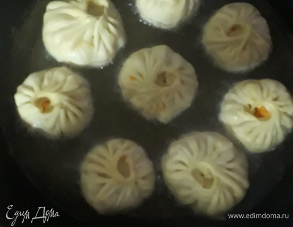 Жарим манты до золотистого цвета.