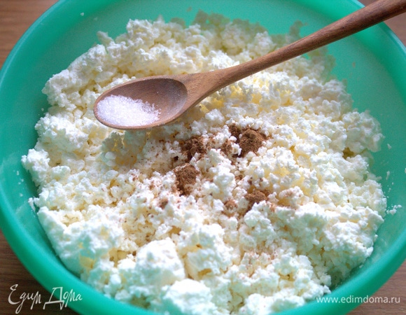 В творог добавить ваниль и корицу. Сахар по желанию.