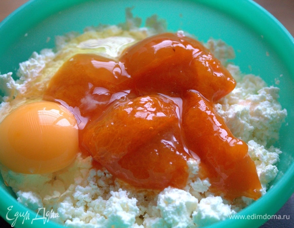 Вбить яйцо, добавить соль.