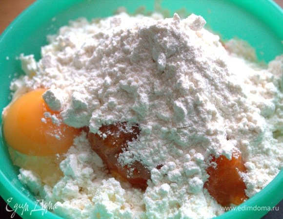 Всыпать муку частями, возможно, возьмет тесто меньше муки.