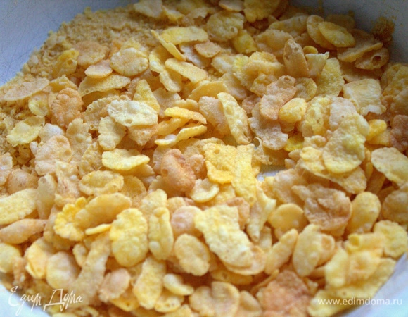 Для панировки обычные несладкие хлопья растолочь в крошку.