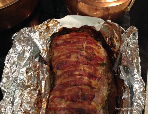 Вынуть из холодильника, завернуть в фольгу и отправить в духовку на 2 часа при условии, что вес мяса — 2–2,5 кг. По готовности вынуть, открыть фольгу, дать немного остыть.