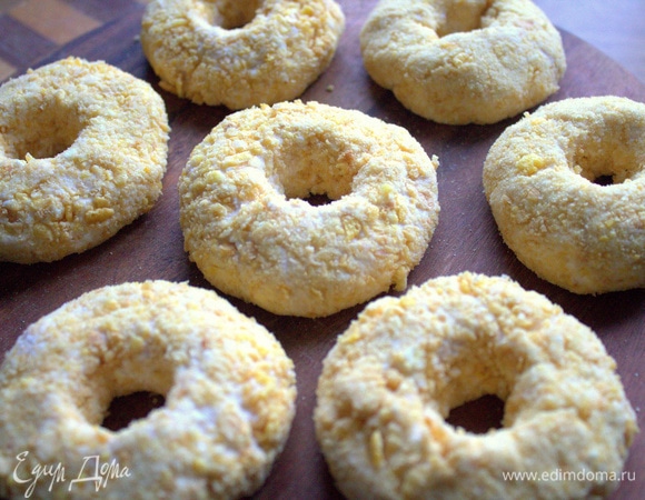 Лепим вначале как обычный сырник, потом пальцем крутим в центре дырочку.