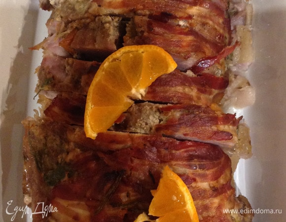 Нарезаем порционно, украшаем дольками апельсина. Подаем к столу. Если вы хотите приготовить его заранее, в таком случае, вынимая из духовки, фольгу не открываем, просто оставляем остывать и кладем в холодильник до момента, когда вам понадобится его подать. Приятного аппетита!