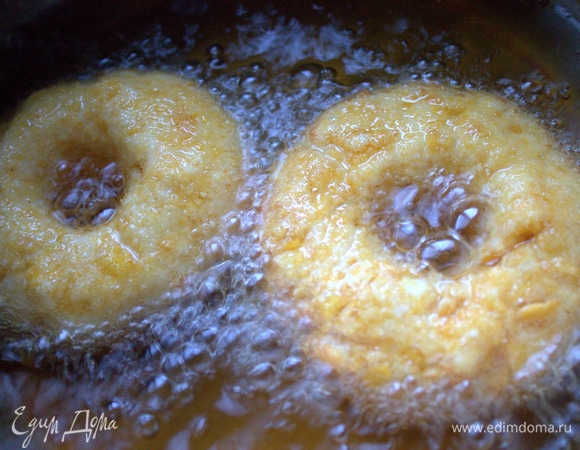 Окунаем по парочке сырников во фритюр. Переворачиваем вилкой.