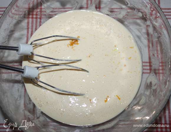 Добавить сок и цедру лимона. Еще раз взбить.