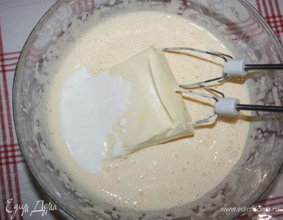 Добавить кефир, размягченное сливочное масло. Все тщательно взбить.