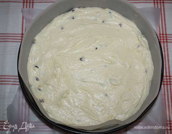 Форму для выпекания выстелить пергаментной бумагой. Тесто выложить в форму.