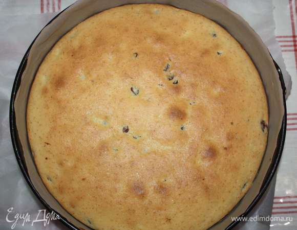 Выпекать при температуре 180°C около 50 минут до румяного цвета. Готовность проверить деревянной палочкой (при прокалывании коржа палочка должна быть сухой).