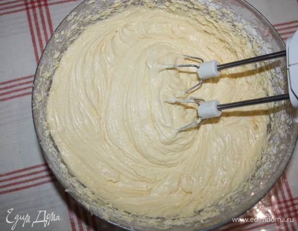 Приготовим крем. Сливочное масло взбить добела. Сгущенное молоко влить небольшими порциями во взбитое сливочное масло. Взбить до пышности. В готовый крем добавить ванильный сахар и ликер.