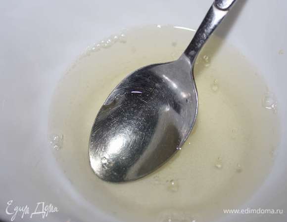 Приготовим мастику. Желатин залить холодной кипяченой водой для набухания (необходимое время указано на упаковке). Далее его необходимо распустить. Для этого наливаем в емкость кипяток с водой и ставим туда емкость с желатином (на это потребуется около 5 минут).