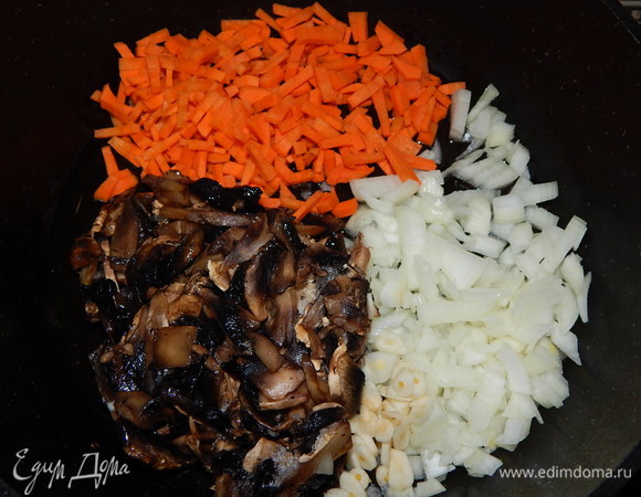Грибы нарезаем пластинками, морковь нарезаем соломкой, лук — кубиками.