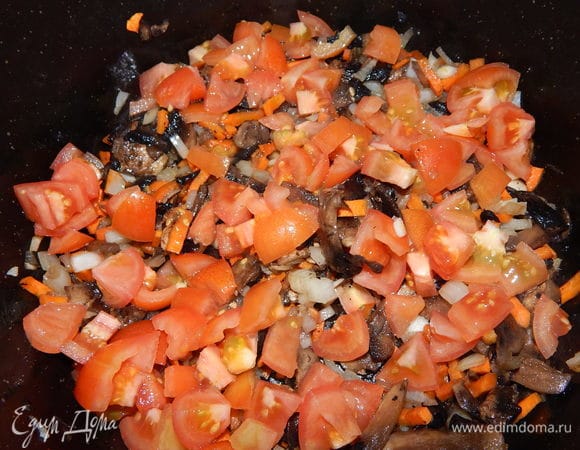 В сковороде нагреваем подсолнечное масло и обжариваем овощи. Помидоры нарезаем кубиками и выкладываем к овощам, тушим минут 5.