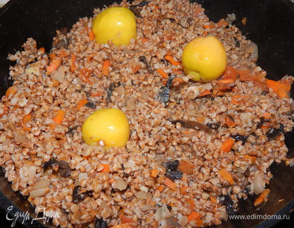 К гречке с овощами добавляем айву.