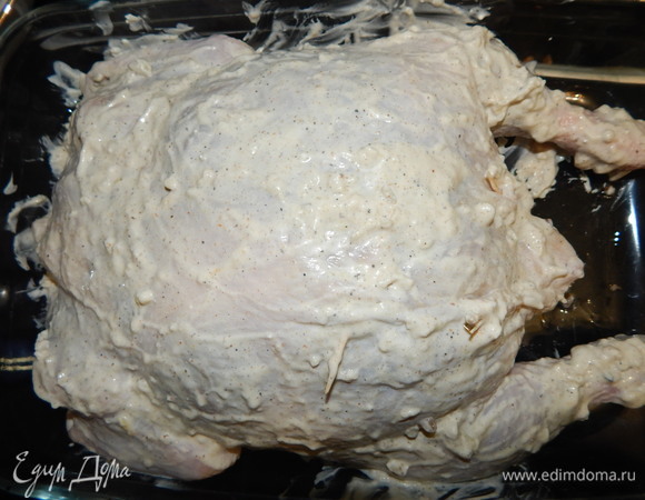 Наполняем курицу гречкой с овощами и айвой, закрепляем зубочистками. Натираем курицу сметаной с чесноком. Готовим в течение часа в разогретой до 180°C духовке до золотистой корочки.