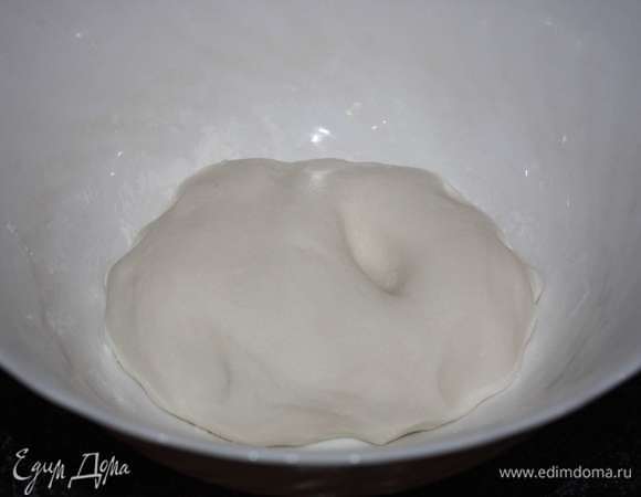 В конце вымесим все руками. Если мастика окажется жидковатая, то можно добавить еще немного сахарной пудры. С мастикой удобнее работать на поверхности, посыпанной крахмалом, чтобы она не прилипала.