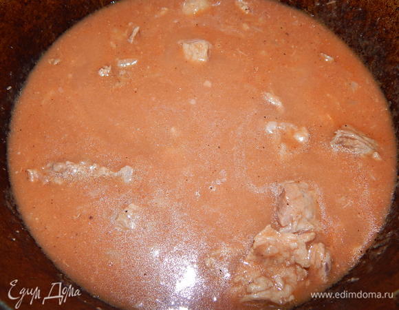 Вливаем немного воды, красного вина, корицу, гвоздику и тушим под крышкой в течение 1 часа. После добавляем томатную пасту, соль, перец и еще тушим в течение 40 минут.