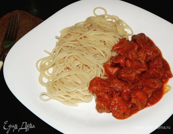 Сервируйте спагетти с мясом, можно посыпать зеленью перед подачей. Приятного аппетита!