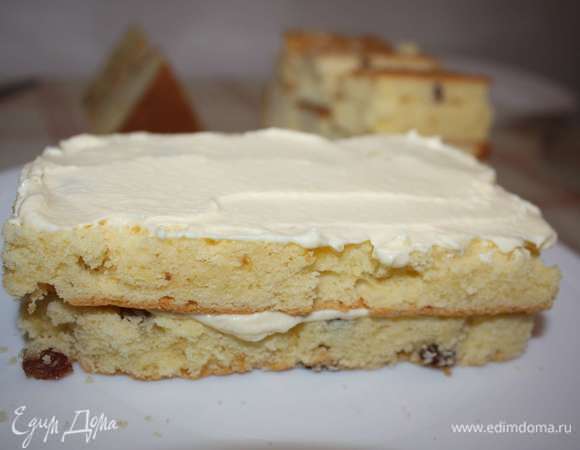 Начнем собирать основание домика, смазывая каждый слой кремом.