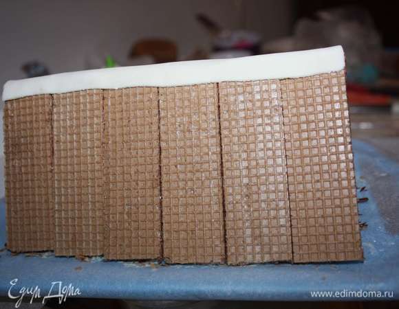 Для перекрытия крыши используем шоколадные вафли. Козырек крыши сделаем из мастики.